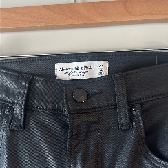 A&F Ultra High Rise 90’s Slim Straight Jean - Coated Black with Vent Hem 27 Reg - Picture 5 of 6